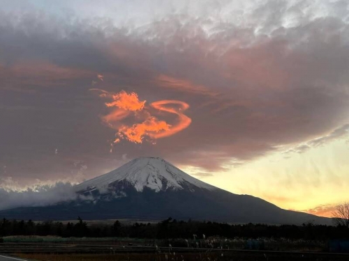 7顆龍珠集齊了？ 日本民眾目睹富士山上空「火龍現身」
