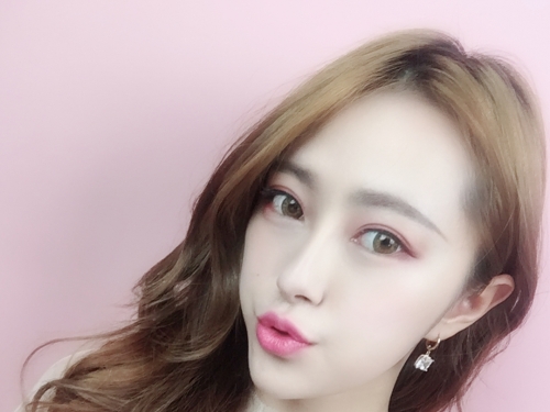 美乳女學生「胸前太大包」！低胸上衣都快撐不住，「濃厚事業心」見客！