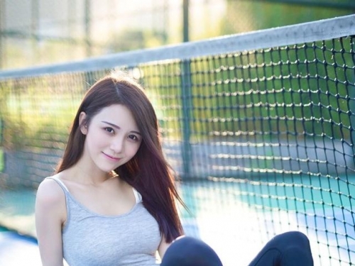 運動內衣擋不住！Crystal Lee挺雙峰打網球，還有逆天身材麻豆腿，真是網球場最美風景....