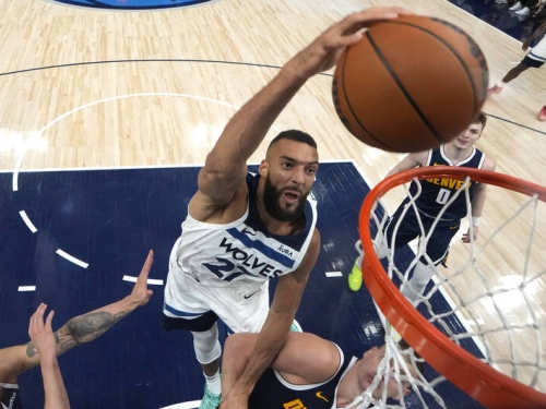 NBA季後賽》對裁判做收錢手勢 灰狼球星戈貝爾收245萬的罰款