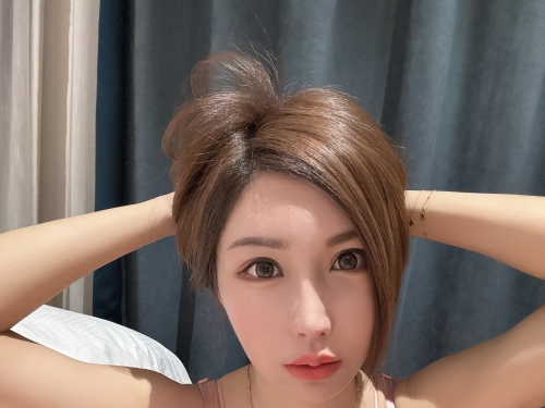 超懂事女友！豪乳辣妹「詹椀媗Maggie」跪下綁馬尾，蕾絲內衣包不住車頭燈！