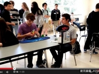 只花5.25秒破紀錄　美青年「奔雷手」還原3x3魔術方塊