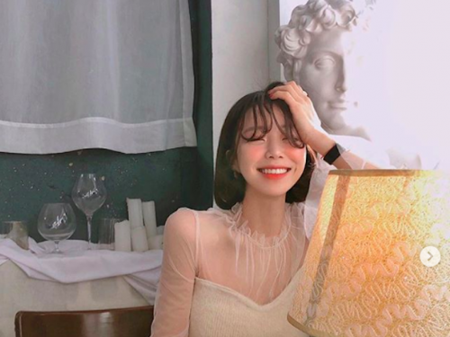 俏麗元氣少女Viva！喝下午茶展現「絕佳身材」，曲線好兇啊！