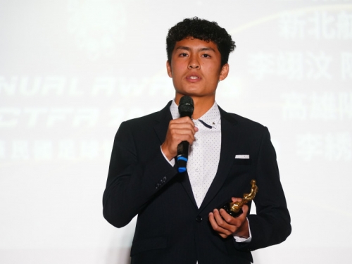 足球》黃偉傑18歲奪金靴獎寫紀錄 1月赴西班牙挑戰