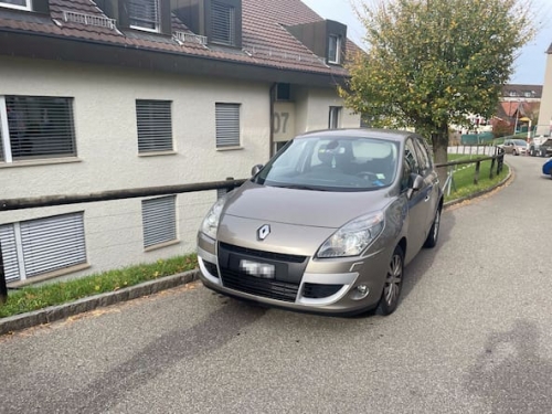離奇！ 她停車沒熄火 竟被自己的車連撞3次