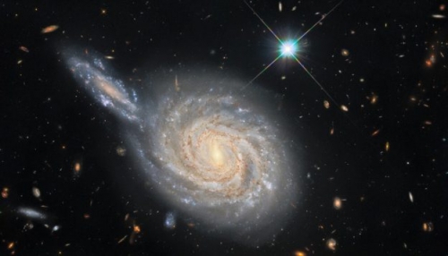 哈伯望遠鏡捕捉到兩星系同框畫面，看似即將相撞