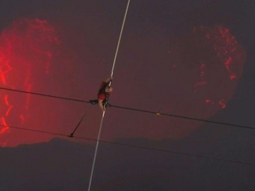 史上第一人！美特技大師完成火山口上走鋼索