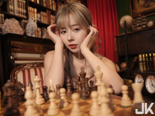 高顏值美乳正妹「王王」陪你下棋，「誘惑緊身裝」曲線太勾人！
