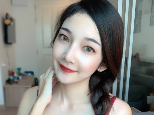 甜美妹子「Nick Chatchada」提槍上陣　準備濕身秀出火辣曲線
