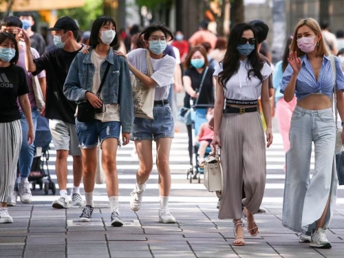 路上一票女生超愛這樣穿 男大生納悶：都被看光光