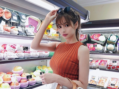 性感「爆乳畫家」白嫩美乳份量超大　渾圓奶球快把比基尼綁帶壓斷！