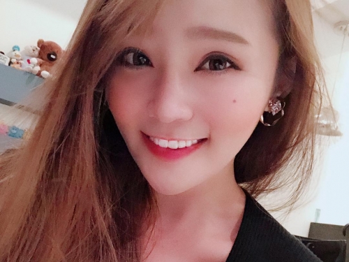 辣到發燙！最美徵信社員工「燙燙Leona」挺豐滿上圍抓猴去！