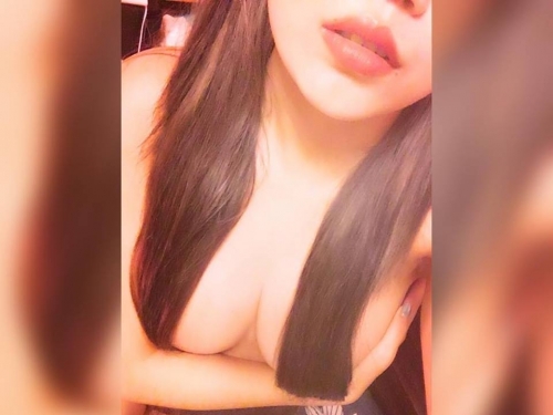 好餓啊！「巨乳奶妹」自拍尺度無極限，「手托雙乳」畫面讓人好想大口咬！