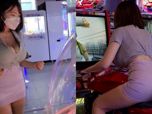 電玩廳驚見「豪乳翹臀妹」狂打街機！超兇畫面讓網友暴動，緊身衣物都快炸裂啦！