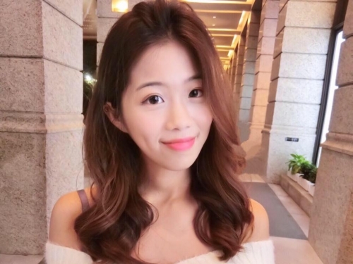 文化大學「倒奶妹」 徐彤彤，堅挺嫩乳一躺下就呼之欲出：這身材讓人想衝動！
