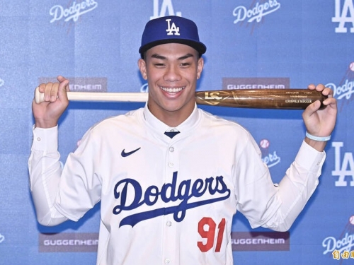 MLB》U18冠軍怪力男！ 柯敬賢旅美首戰繳雙安、擊球初速近170公里