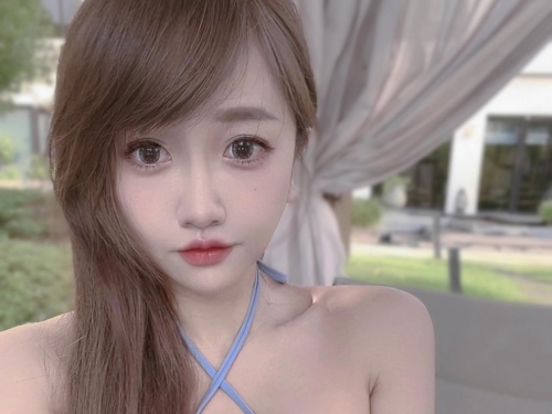 叫小小，但上圍一點也不小！宅女工程師身材根本就是泳裝博士