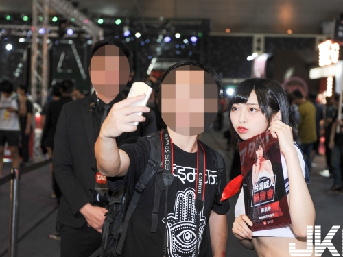 成人展「日本神正SG」表特版爆紅！「半裸寫真集」尺度大到噴鼻血…