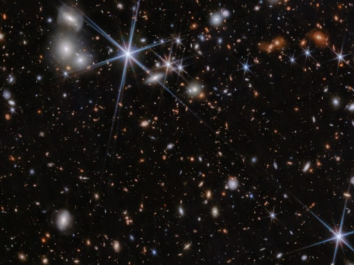 當宇宙誕生僅 7.4 億年，韋伯望遠鏡發現迄今最遙遠黑洞合併事件