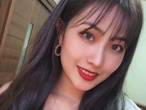高雄人衝啊！「巨乳髮型設計師」大到比基尼快罩不住　網友：我的頭癢了