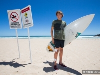 被鯊魚咬出8個洞　澳洲少年淡定騎2公里車回家吃早餐