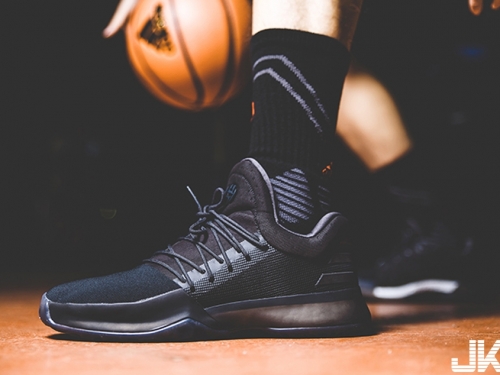 想學會媲美大鬍子哈登的歐洲步？絕對不能錯過這雙adidas Harden Vol.1 Dark Ops