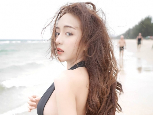 放開那隻狗！火辣「爆乳DJ」渾圓美乳被踐踏　「飽滿側乳」全露出太誘惑！