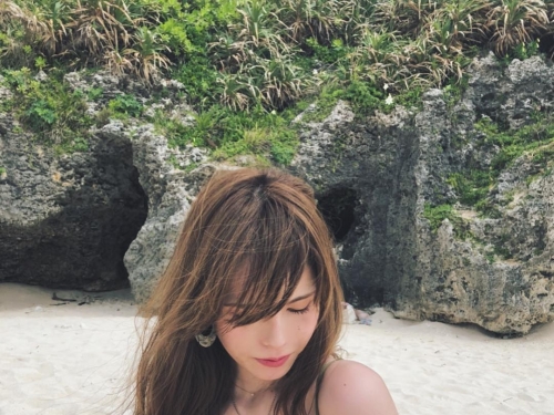 厭世臉櫻花妹高冷表情下藏好身材　「白嫩美乳」快從比基尼掉出來！