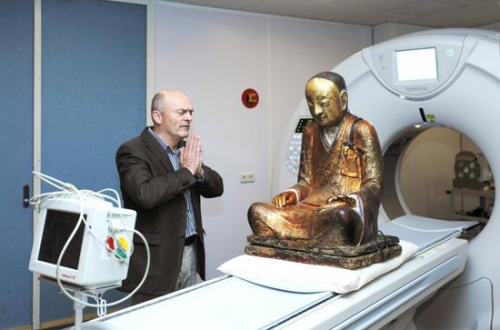 荷蘭科學家給一尊中國佛像做CT，結果在其體內發現生命體
