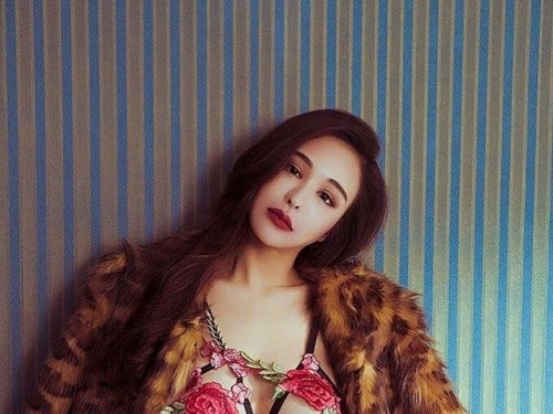 超級深V事業線！情慾正妹「Grace Wan」誘人胴體挑逗誘惑....