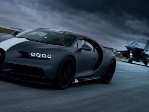 [影] 超高成本霸氣宣傳片！Bugatti「空戰山豬王」Chiron Sport 直線加速尬「疾風戰鬥機」