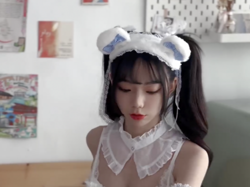 小時候抱睡的小熊玩偶變成人！超可愛萌熊「啾啾」陪你玩成人換裝遊戲