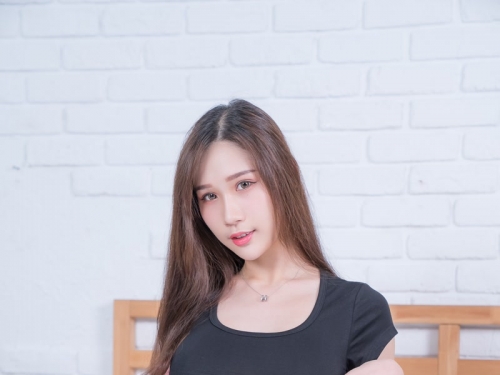 回家遇到「巨乳女僕」誘惑，超渾圓南半球燃起內心的渴望！