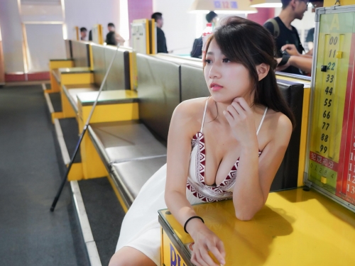 新北撞球間「E奶排球妹」撫媚姿態讓人受不了！誘惑的「超胸畫面」視角有夠犯規