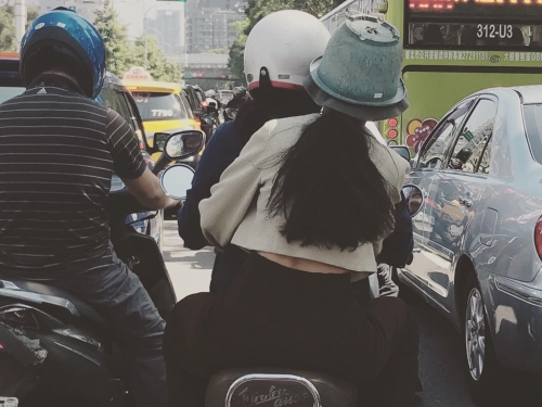 長髮女騎士戴這款安全帽上路 網看超久笑翻：女盆友？