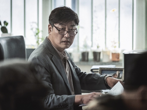 獲讚「韓版《捍衛戰士》」！宋康昊、李炳憲主演《緊急迫降》開創韓國航空災難片冠軍！