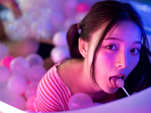 雙馬尾美乳妹「Suchada」甜蜜出擊！口含棒棒糖展現「蜜桃美臀」完美弧度～