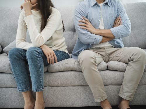 男友慣性大庭廣眾抓奶、拍屁股 她氣炸過肩摔反擊