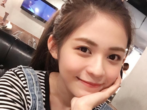 超正伴娘！「小李毓芬」平口禮服美炸！可愛笑容讓人秒戀愛...