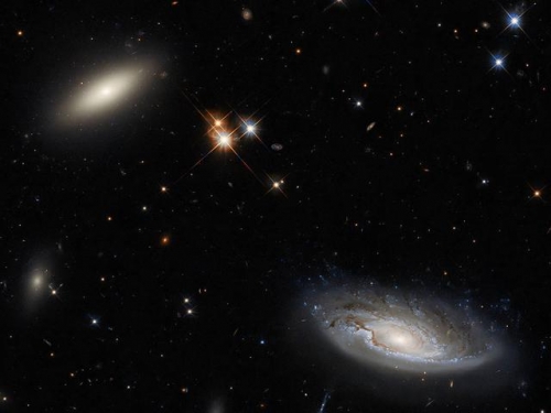 NASA分享了一張美麗的圖片 顯示了哈伯望遠鏡拍攝的兩個巨大的星系
