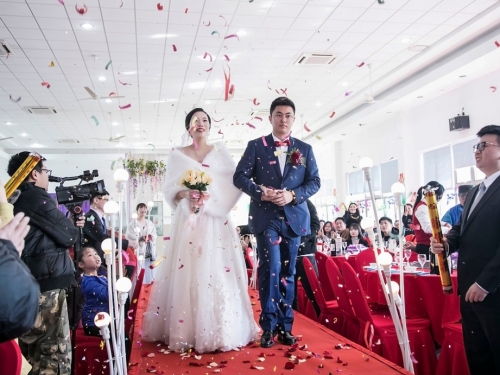 牽手走紅毯 新郎全程滑手機 荒謬行為網看傻：幹嘛結婚？