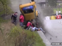 真的騙過死神！賽車失控翻轉衝進人群　僅駕駛輕傷