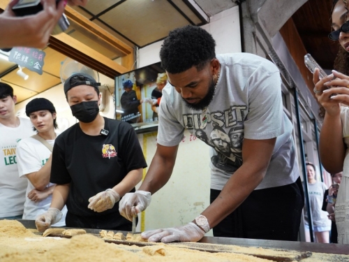 NBA》湯斯逛大溪老街變身甜點達人 做花生糖大獲好評