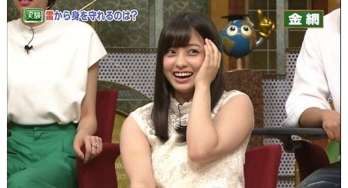 橋本環奈「二度劣化」肥美手臂，女神最近壓力太大？