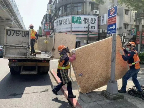 廢棄沙發挖出價值31萬黃金！板橋清潔員拾金不昧 市府贈紅包嘉勉