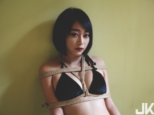 女攝影師操刀！台南古宅「情慾綑綁系列」，正妹「危險誘惑」激發你慾望！