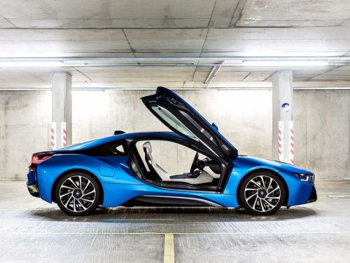 「黑白雙煞」紐約街頭任性「擺闊」，卻讓千萬跑車BMW「i8」慘遭「亂棒」伺候！