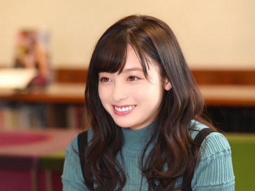 橋本環奈「側臉美出新境界」劇照超強助攻　《一頁之戀》收視狂飆甩票房毒藥