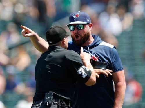 MLB》是全壘打還界外球？ 藍鳥教頭爆氣抗議遭驅逐