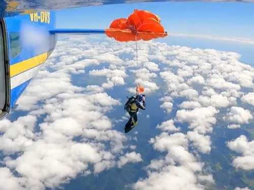 生死一瞬間！跳傘員勾住機尾懸吊4600公尺高空 斷繩自救畫面曝